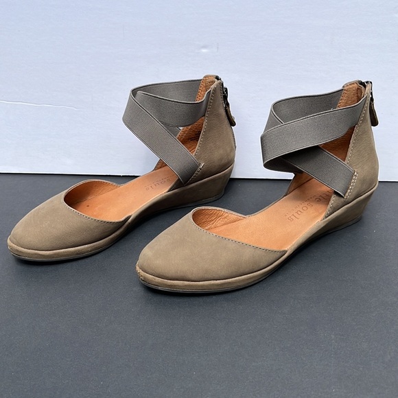 Kenneth Cole Gentle Souls Noa Grey Suede Elastic Strap Sandal - Picture 4 of 6